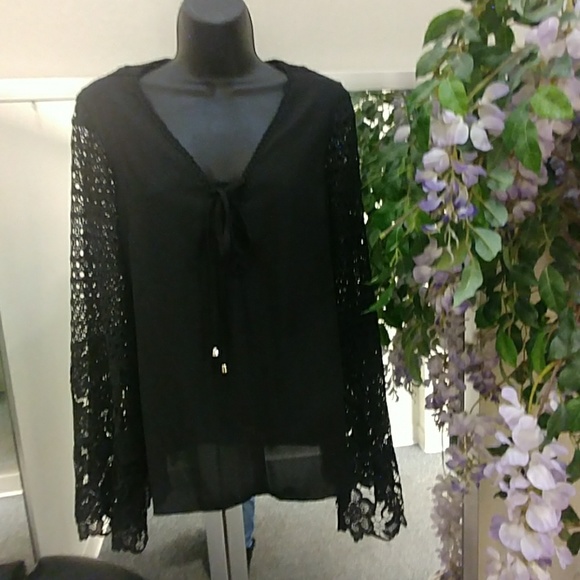 VENUS Tops - Venus Lace Sleeve Top